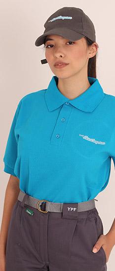 Hombre cargando un disco bumper